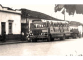 Mercedes-Benz LP com carroceria rodoviária Ciferal da empresa fluminense Rio Ita; note a grade do veículo, de formato que acabou por não ser adotado; a fotografia foi tomada na localidade de Santa Rita da Floresta, em Cantagalo (RJ) (fonte: Marcelo Prazs).