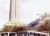 Um Ciferal da Cometa fotografado diante do Monumento Rodoviário, no alto da Serra das Araras, na rodovia Presidente Dutra (fonte: Ayrton Camargo e Silva / AutoBus).