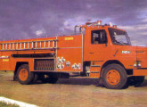 Autobomba-tanque com reservatórios de água e espuma construído sobre Scania 112 do início da década de 80.