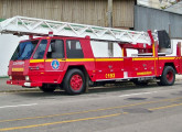 Escada hidráulica para combate a incêndios (tipo Magirus) fabricada em 1985 pela Cimasa; o equipamento foi alocado ao Corpo de Bombeiros de Juiz de Fora (MG) (foto: Victor Almeida Ferreira).