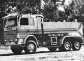 Caminhão para combate a incêndios em aeroportos preparado para a Aeronáutica, em 1983, em colaboração com a Scania (fornecedora do chassi R 142) e a Engesa (responsável pela tração integral do veículo) (fonte: Jorge A. Ferreira Jr. / Rei da Estrada).