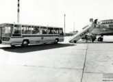 Ônibus Ciplasa aproximando-se de uma aeronave da Varig para o desembarque dos passageiros; a fotografia é de dezembro de 1969 (fonte: Arquivo Nacional).