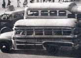 Lotação Chevrolet 1948-52 - um best-seller no transporte carioca dos anos 50 -, circula pelo centro do Rio de Janeiro (RJ), em 1957, ao lado de um papa-filas FNM-Caio (foto: O Cruzeiro). 