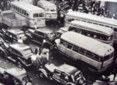 Da mesma época é esta outra foto do centro do Rio de Janeiro mostrando, abaixo à direita, um lotação Cirb da Viação SOFA, aparentemente em chassi alemão Borgward (fonte: portal rionibusantigo).