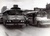 À direita, um lotação Chevrolet 1948-52 com carroceria Cirb, presença já rara no início da década de 60, quando foi tomada esta fotografia; à esquerda, um ônibus Caio-Scania (fonte: Ivonaldo Holanda de almeida / jornaisantigos).