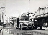 Lotação Chevrolet 1954 com carroceria Cirb circulando no subúrbio carioca de Brás de Pina em 1956 (fonte: Arquivo Nacional / ciadeonibus).