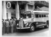 Entrega do primeiro lotação Cirb à concessionária pública paulistana CMTC, em maio de 1958, como parte de encomenda de 200 unidades; os veículos seriam utilizados em novas linhas ligando o Centro a Congonhas e Santo Amaro (fonte: O Estado de São Paulo).