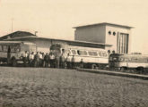 O ônibus das imagens anteriores reaparece aqui, diante da agência da Zefir em Paraisópolis (MG), cercado de um Caio (à esquerda) e uma carroceria não identificada (fonte: Ivonaldo Holanda de Almeida).