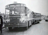 Modelo 4º Centenário de primeira geração (note as janelas laterais mais estreitas); em chassi LP, operava em Belo Horizonte (MG) em 1970, como denotam os cartazes comemorativos ao título da Copa de 70 na frente do ônibus (fonte: blog curraldelrey).