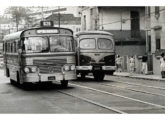 Um Mercedes-Benz LPO com a mesma carroceria, fotografado em 1965 no transporte urbano carioca; à direita, um urbano Grassi (fonte: Arquivo Nacional).