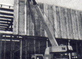 Em 1975, após inaugurar a nova fábrica e abrir mais espaço para a produção, a Clark diversificou a linha lançando seu primeiro guindaste hidráulico, o modelo 714 sobre pneus. 