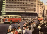 Versão levemente diferente do ônibus anterior (nos reforços laterais e para-brisas), talvez anterior a ele; a imagem é de fevereiro de 1957 (foto: Manchete).