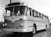 Um dos primeiros trólebus fabricados pela CMTC; a imagem foi tomada em 1965 (foto: Transporte Moderno).