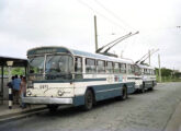 Um trólebus modernizado, porém ainda com faróis singelos (fonte: João Marcos Turnbull / onibusnostalgia).
