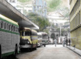 Um Continental da Util estacionado no antigo terminal rodoviário do Rio de Janeiro (RJ) em 1957; ao fundo um Carbrasa/Volvo (fonte: Ivonaldo Holanda de Almeida / Expresso Brasileiro Histórico; colorização: Lahuerta).