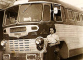 Por encomenda do Expresso Brasileiro, em 1952 foram fabricadas 25 carrocerias rodoviárias como esta, sobre chassi não identificado, inspiradas no norte-americano ACF Brill; a fotografia foi tomada em Serra Negra (SP), em 1954 (foto de família: Edgard Monteiro).