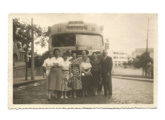 Grupo de viajantes posando diante de um ônibus Continental em fotografia de origem e em local desconhecidos (fonte: Ivonaldo Holanda de Almeida).