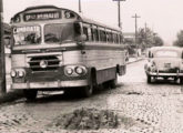 Carroceria Cribia do início dos anos 60: montada sobre chassi Mercedes-Benz LP, pertenceu ao Expresso São Ricardo, de Nova Iguaçu (RJ); a fotografia é de 1965 (fonte: Marcelo Prazs / Arquivo Nacional).