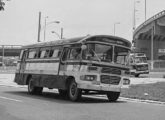 Cribia do Expresso São Ricardo na linha Mesquita-Praça Mauá, passando diante do trevo de acesso à Ponte Rio-Niterói (fonte: Arquivo Nacional).