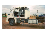 Volvo N10 cabine-dupla; note que a porta traseira é igual à dianteira.