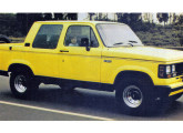 Chevrolet C-20 com cabine dupla Demec; como os outros modelos da marca, trazia grade diferenciada.