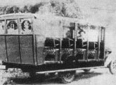 Ônibus com carroceria aberta de madeira construída no início da década de 30 pela gaúcha Dienstmann.