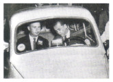 O presidente Juscelino Kubitschek experimenta o primeiro automóvel brasileiro.