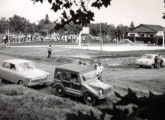 Um DKW Candango (e dois Aero-Willys) em detalhe de cartão postal de 1966, comemorativo dos 75 anos de Lajeado (RS) (fonte: Ivonaldo Holanda de Almeida / prati).