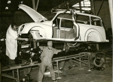 Linha de montagem Vemag em 1956: união da carroceria ao chassi (fonte: site antigosverdeamarelo).