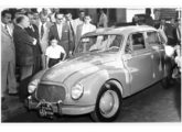 Ainda em 1958 a Vemag preparou uma versão táxi para o sedã DKW; a imagem mostra a cerimônia de apresentação do protótipo para o Governador de São Paulo (foto: O Estado de São Paulo).