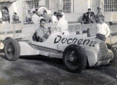 Primeiro monoposto Duchen Especial, fotografado em São Paulo, em 1954, diante do estádio do Pacaembu (fonte: site diariomotorsport).