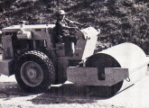 Rolo articulado Dynapac CA-15, lançado em 1975; equipado com motor de 85 cv, possuía opção de rolo liso e pé-de-carneiro.