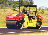 Compactador tandem de 10 t, modelo CC 424HF, nacionalizado em 2012.