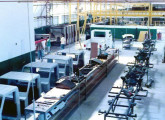 Linha de fabricação dos utilitários Edra; à esquerda, cabines moldadas em fibra de vidro para picapes.