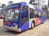 Híbrido Eletra de três portas e piso baixo da EMTU, em operação no transporte metropolitano de São Paulo; o chassi é Mercedes-Benz e a carroceria Caio.