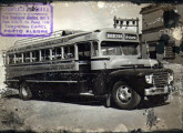 Lotação com carroceria rodoviária sobre chassi pesado Ford F7 1948 da antiga empresa gaúcha Marques de Souza.