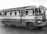 Em 1959 as carrocerias Eliziário já traziam faróis quádruplos e janelas duplas, com bandeiras superiores nos urbanos; o carro da foto, sobre chassi Mercedes-Benz LP-321, pertencia ao Expresso Rio Guaíba, da cidade gaúcha homônima (fonte: Jorge A. Ferreira Jr.).