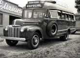 Caminhão Ford 1946 encarroçado para serviço de transporte rodoviário de longa distância; note o pneu de reserva montado externamente. 