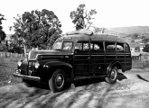 Caminhão Ford de ¾ t, de 1947, alocado no transporte rodoviário entre Erechim e Porto Alegre.