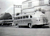 O mesmo ônibus, ainda diante das instalações da Eliziário (fonte: portal showroomimagensdopassado).
