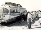 Ônibus Eliziário do Expresso Santos Dumont, extinta operadora gaúcha, na década de 50 tentando vencer o então precaríssimo acesso - pela areia da praia - a Arroio do Sal (RS) (fonte: portal gauchazh.clicrbs).