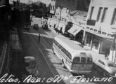 Ônibus Eliziário trafega pela Rua Marechal Floriano, no Centro de Pelotas (RS), em antigo cartão postal da cidade.