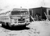 Eliziário sobre chassi Ford servindo à linha Soledade-Guaporé, surpreendido por uma nevasca no inverno gaúcho (fonte: Olides Canton / onibusbrasil).
