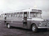 Caminhão Fargo 1951-53 com carroceria urbana fornecido para a empresa Nossa Senhora das Graças, de Cachoeira do Sul (RS); note a diferença na altura dos para-brisas e janelas laterais entre os modelos urbanos e rodoviários, significativamente maior nos primeiros.