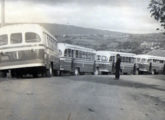 O carro anterior e mais três ônibus da mesma empresa, prontos para a entrega, estacionados diante da fábrica de Porto Alegre (fonte: portal showroomimagensdopassado).