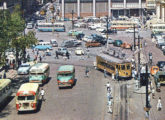 Ao centro, dois lotações Eliziário em detalhe de cartão postal do Centro de Porto Alegre (RS) no final de 1960 - um sobre o primeiro Chevrolet nacional e, à sua direita, outro sobre Ford 1955; à frente, um ônibus Ott (fonte: Antonio Carlos Pacheco).