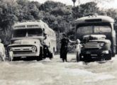 Dois ônibus Ford do Expresso Nordeste, de Campo Mourão (PR), detidos por uma cheia do rio Piquiri - um Eliziário sobre chassi F-600 nacional e, à direita, um Nicola. 