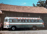 Eliziário da Reunidas Transportes Coletivos fotografado diante de sua sede, em Caçador (SC); a imagem foi publicada em 1972 na revista Sua Boa Estrela, da Mercedes-Benz (fonte: portal classicalbuses).