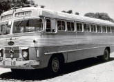 Em 1958 finalmente a Eliziário dotou seus ônibus de para-brisas panorâmicos; a primeira série ainda tinha faróis simples; o carro da foto, do Expresso Azul, já foi montado sobre o novo chassi nacional Mercedes-Benz LP-321 (fonte: Expresso Azul).