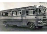 Em 1959 as carrocerias Eliziário já traziam faróis quádruplos e janelas duplas, com bandeiras superiores, nos urbanos; o carro da foto, sobre chassi Mercedes-Benz LP-321, operava em Guaíba (RS) (fonte: site memoriagaucha).